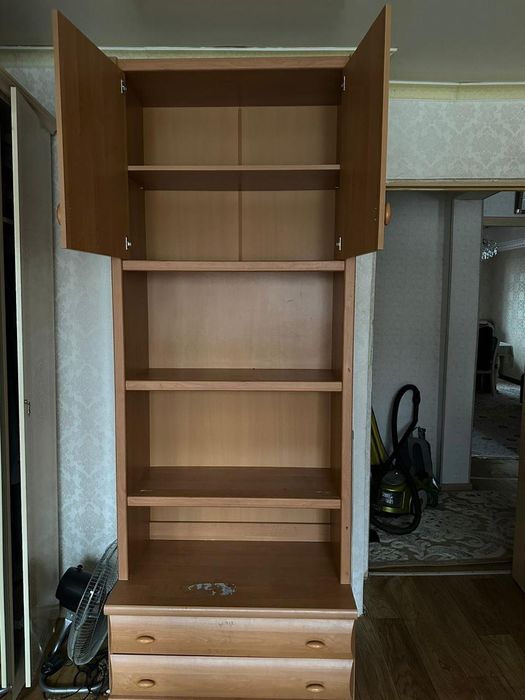 Диван шифоньер тумбочка стол стулья