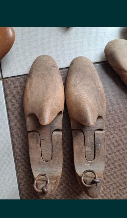 Papuci din lemn masiv.