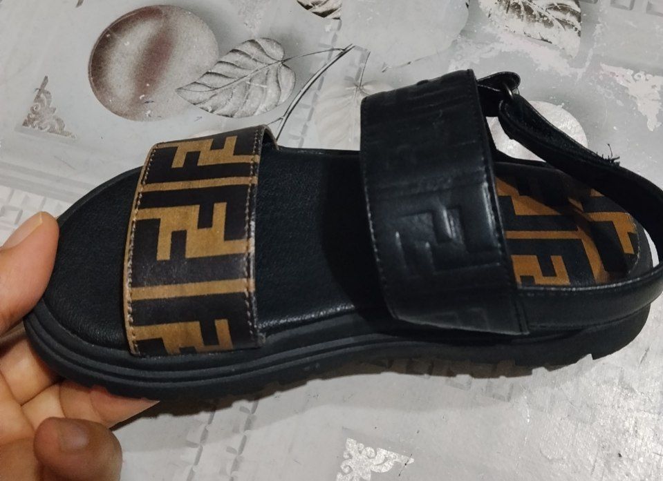 Сандали Fendi 27 размер для девочек