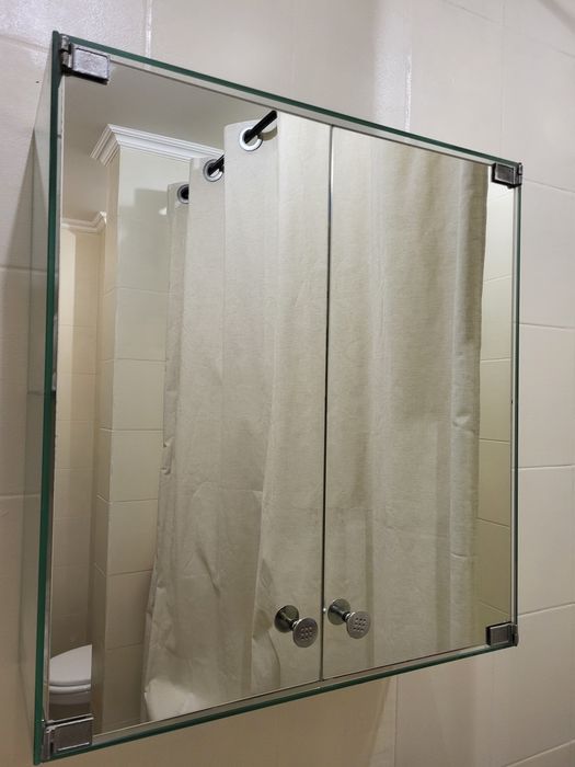 Зеркальный шкаф в ванную