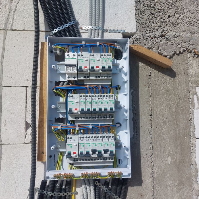 Electrician cu multa experienta