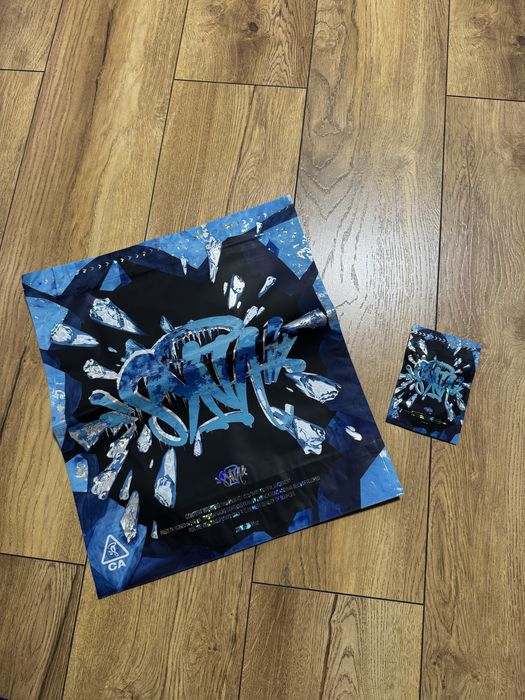 Syna World Logo Puffer Jacket – Black/Sky Blue