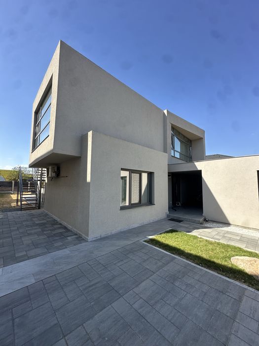 Inchiriez apartament la casa