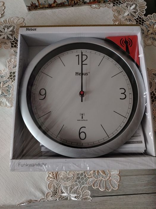 Ceas de perete cu radio comanda