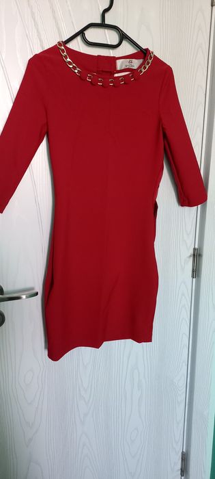 Къса червена рокля