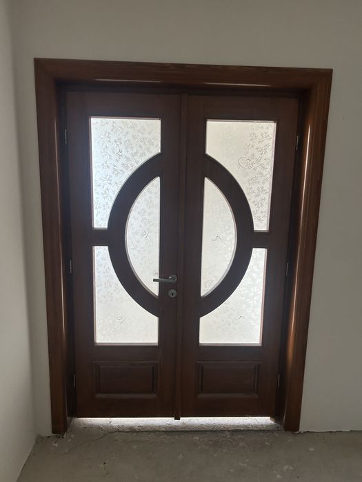 Vand usi noi din lemn masiv doar montate ,neutilizate