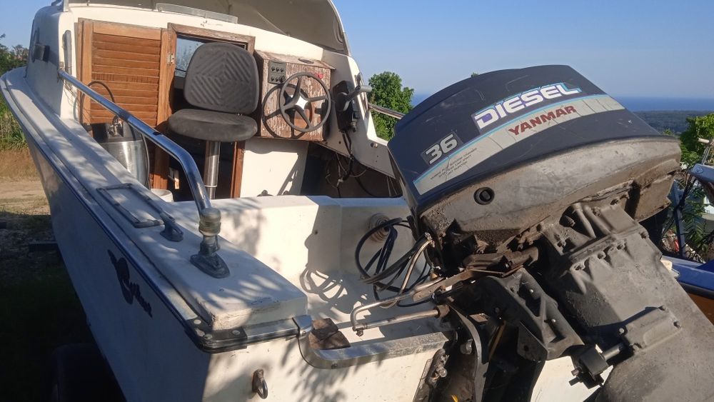 Лодка с малка каюта