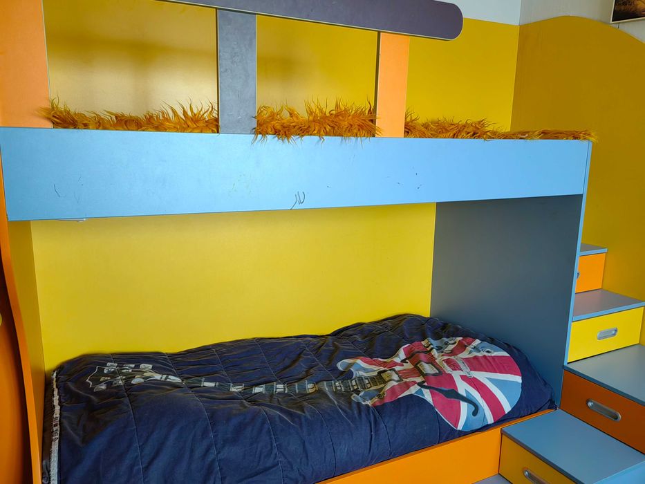 Двуетажно легло и гардероб