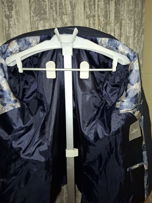 Продаю   костюм.