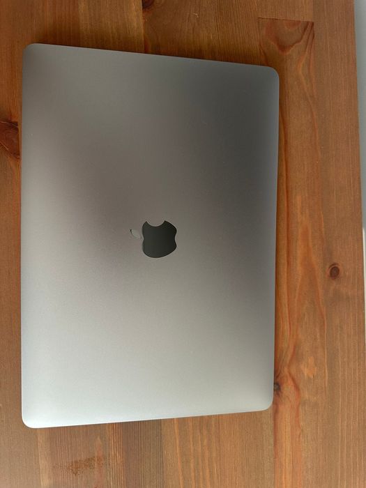 MacBook Pro 13 cu procesor i5, 8Gb RAM și 128Gb SSD