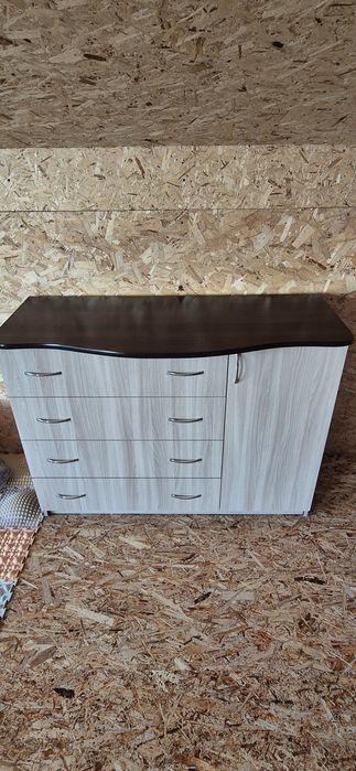 Комод изготовлен из ЛДСП