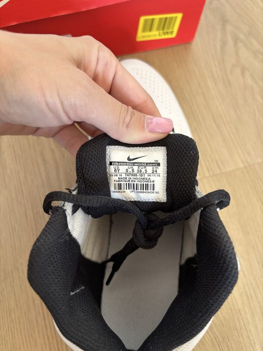 Adidasi Nike Team Hustle D7 38.5