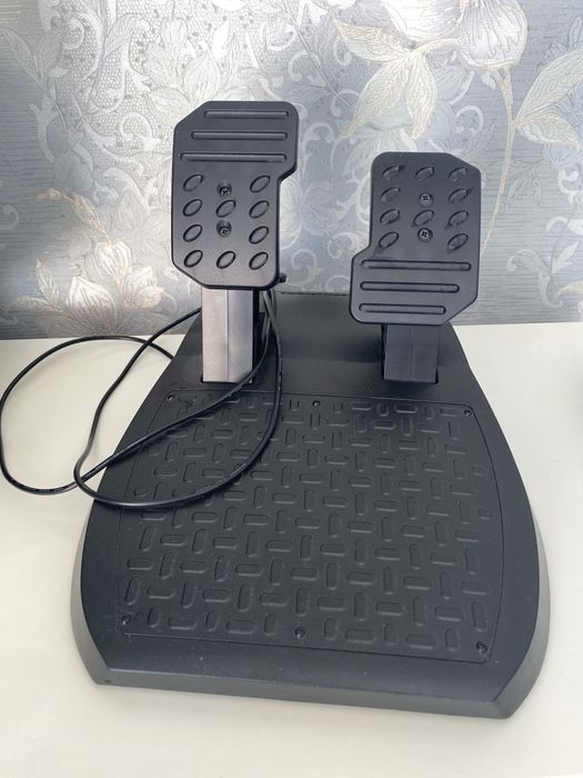 Руль Thrustmaster Ferreri на ps 4 с педалями