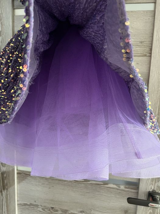 Продам платье нарядное,на днвочку !