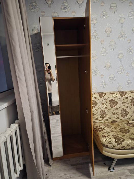 Шкаф пенал в среднем состоянии