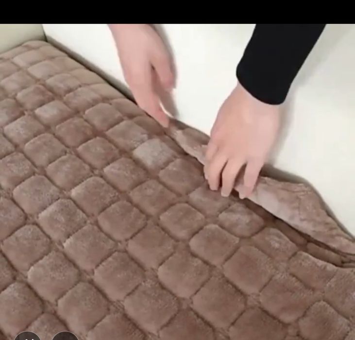 Противохлъзгащи постелки за дивани