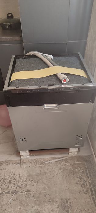 Абсолютно новая посудомоечная машина