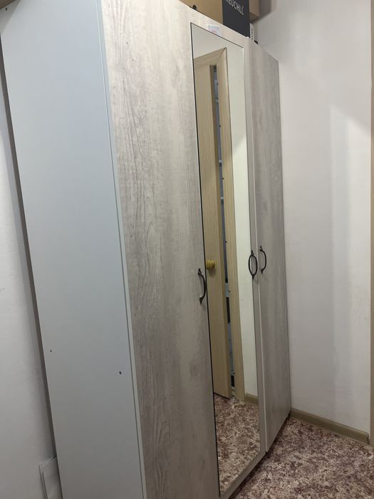 Продам шкаф с зеркалом
