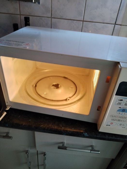 Cuptor microunde ,se poate folosi că și cuptor electric pentru coacere