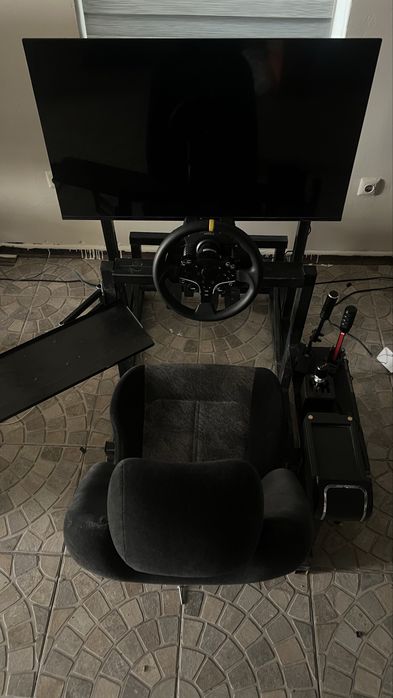 Гонка сим рейсинг кокпит компьютерный клуб