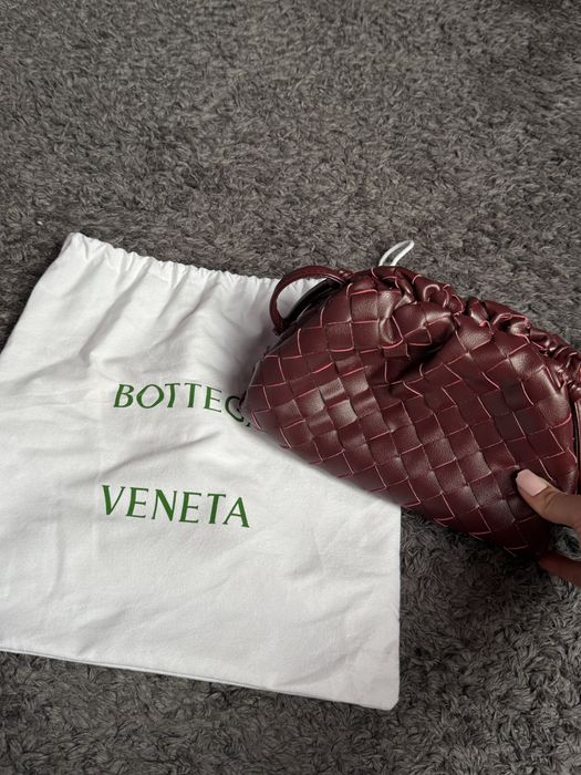 Клъч в цвят бордо по модел на Bottega Venetta