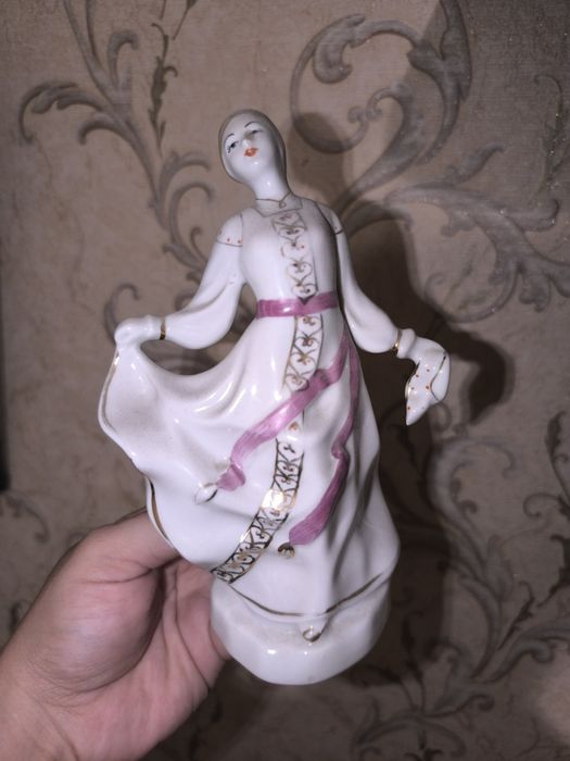 Фарфоровая статуэтка.