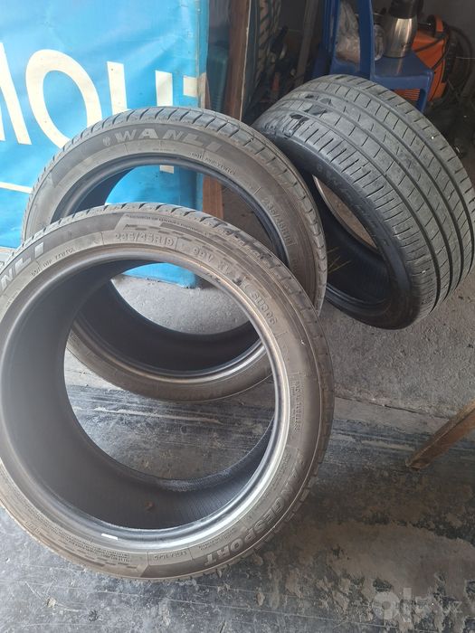 Продаю 3 штуки Шины 235/45/19