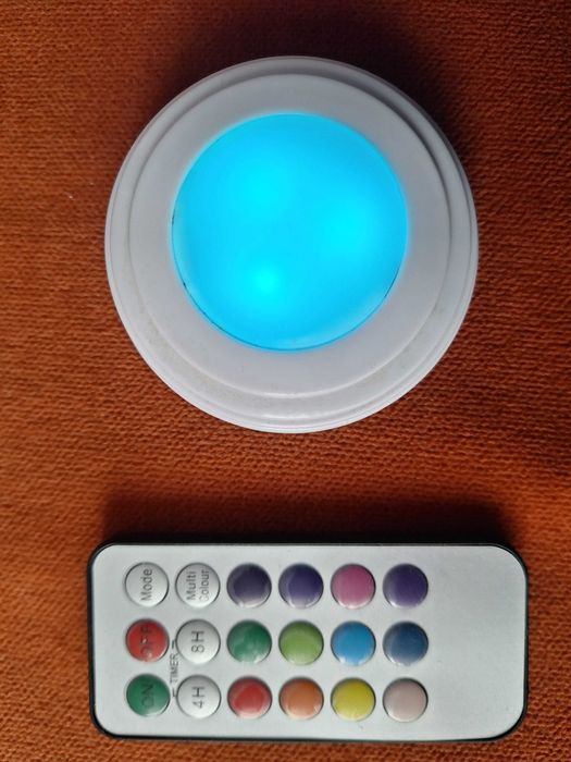 Lampa cu telecomandă reglaj lumina în 13 culori