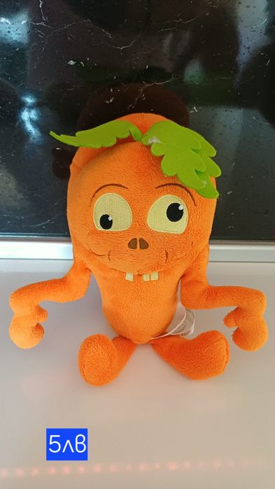 Плюшени играчки и коледна лампа