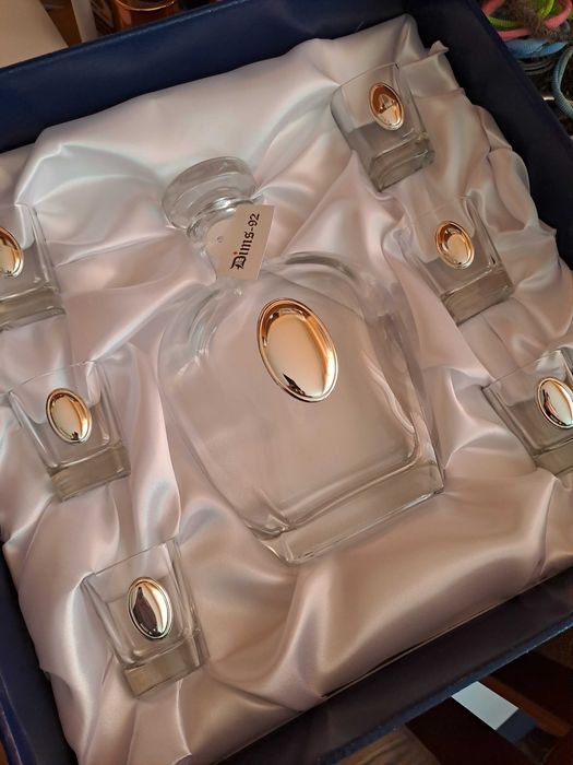 Сет бутилка и 6 чаши за алкохол със сребро