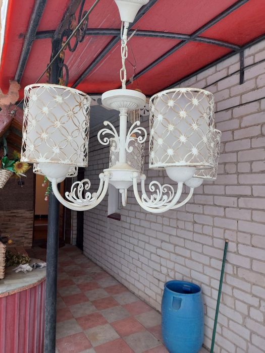 Продам люстры 5 рожковые