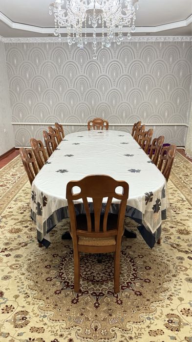 Стол и стулья, ковер.