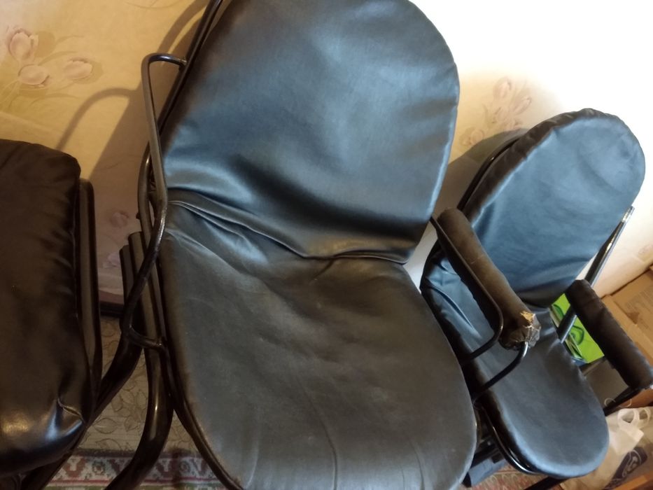 Столове метални с кожа и една таблетка.