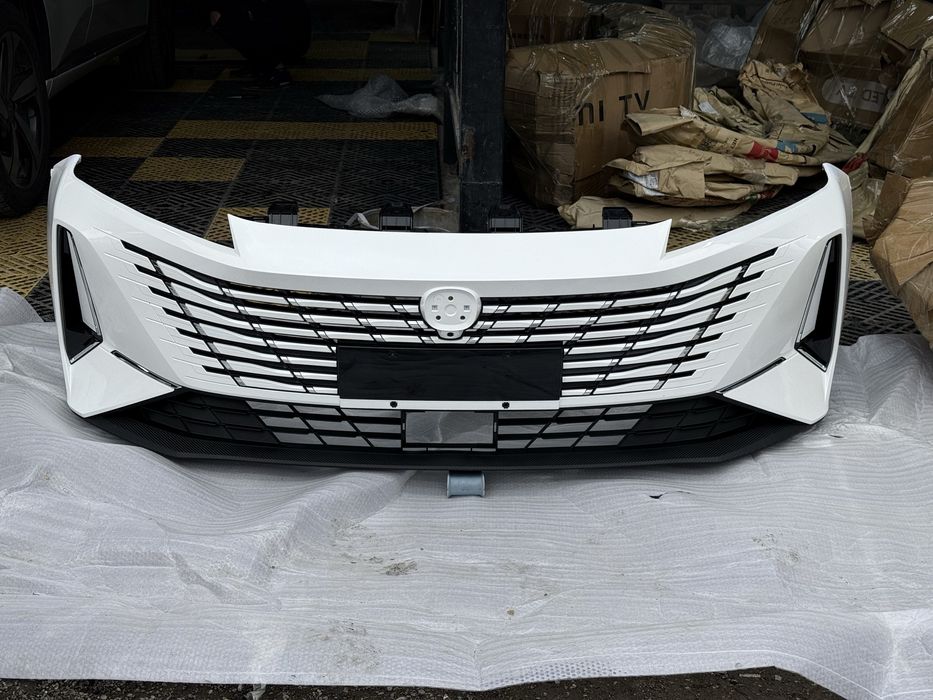 Передний бампер changan eado белого цвета