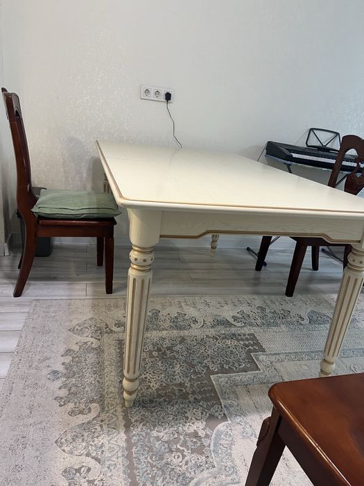 Стол для гостинной