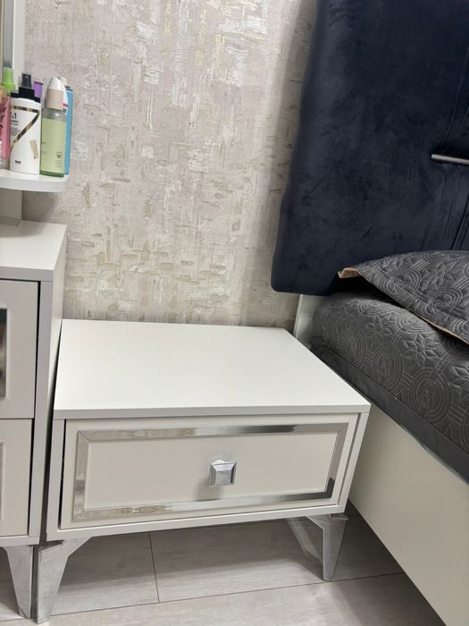 Продается кровать с матрасом и 2тумбы