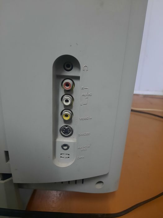 Televizor ploski analogovy