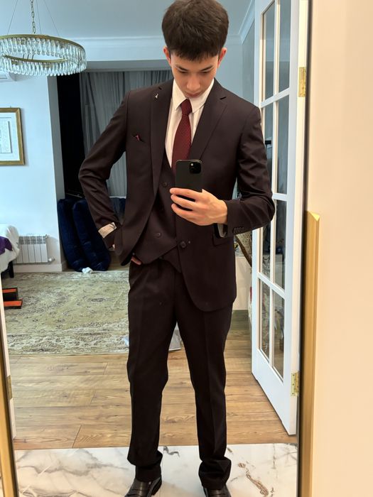 Продаетая Костюм,срочноо