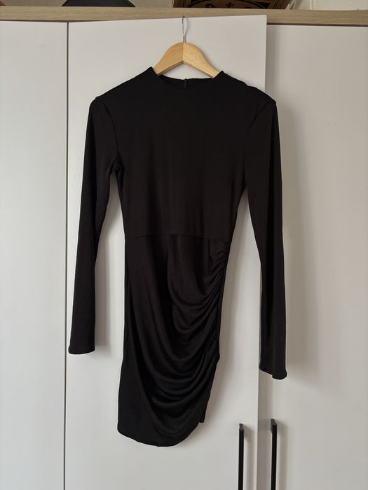 Черное облегающее платье с драпировкой