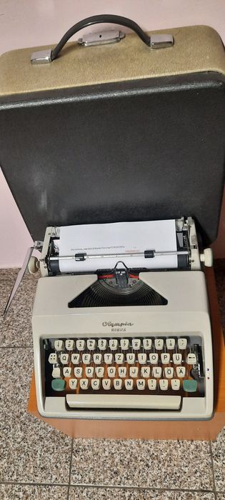 Mașină de scris Olympia Monica impecabilă