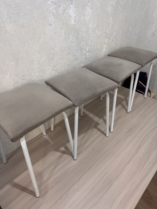 Стол с табуретками