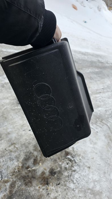Продам крышка акб на ауди 80б4