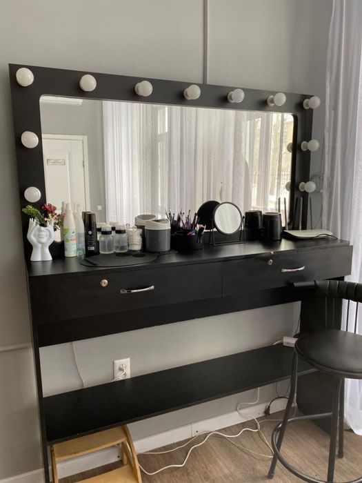 Продам стол на бровиста или визажиста