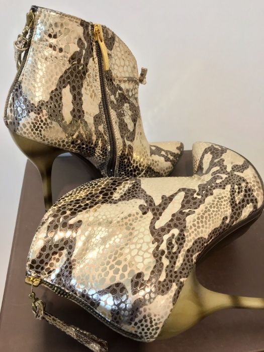 Стилни дамски боти в змийски златен принт