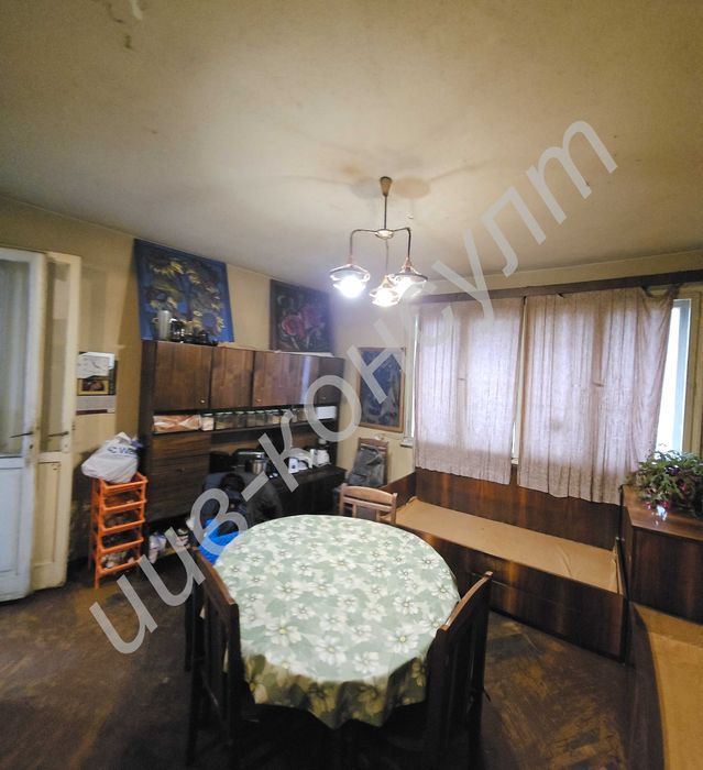 Тристаен апартамент с Гараж до Гимназия по САГ, гр. В. Търново