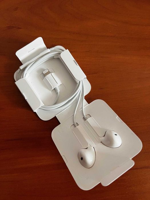 Apple EarPods слушалки тапи с Lightning конектор