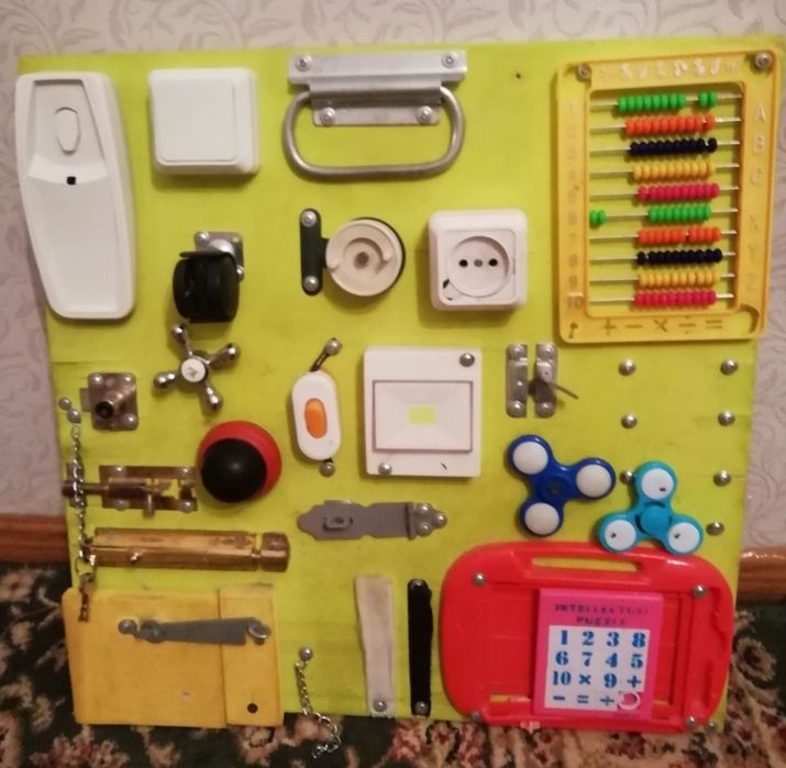 Доска для рисования, бумеранг, бизиборд, теннисные мячики, конструктор