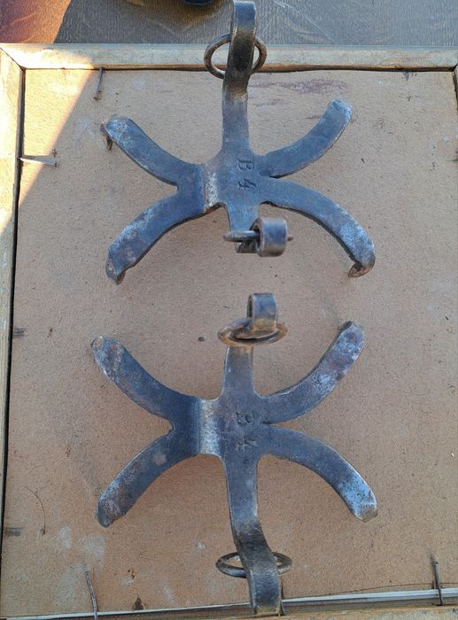 Colțari/ pinteni alpinist.