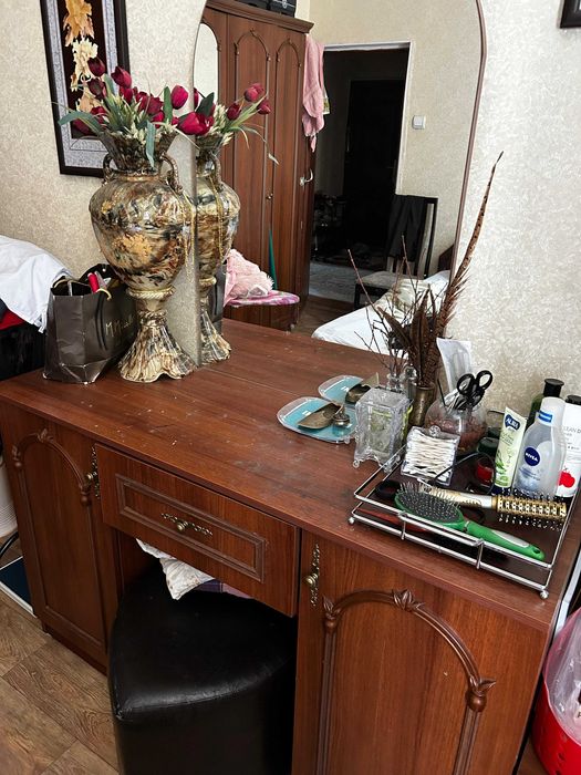 Тумбочки прикроватные комод с зеркалом.