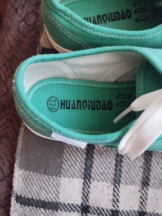 Кроссовки . Новые. 36 размер.